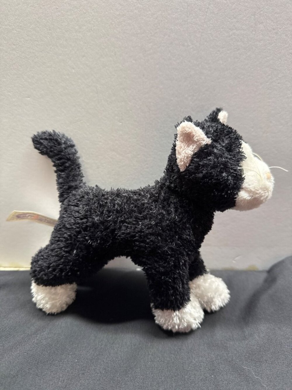 Mary Meyer Black & White Plush Cat Stuffed Animal 2002 Polyester Fibers 7 Inches